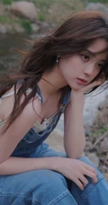 欧阳娜娜静坐河边石头上，单手托腮慵懒动人写真图片