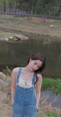 欧阳娜娜静坐河边石头上，单手托腮慵懒动人写真图片