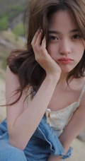 欧阳娜娜静坐河边石头上，单手托腮慵懒动人写真图片