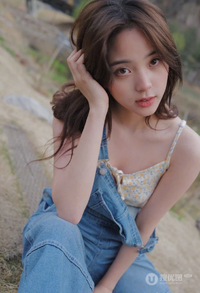 欧阳娜娜静坐河边石头上，单手托腮慵懒动人写真图片