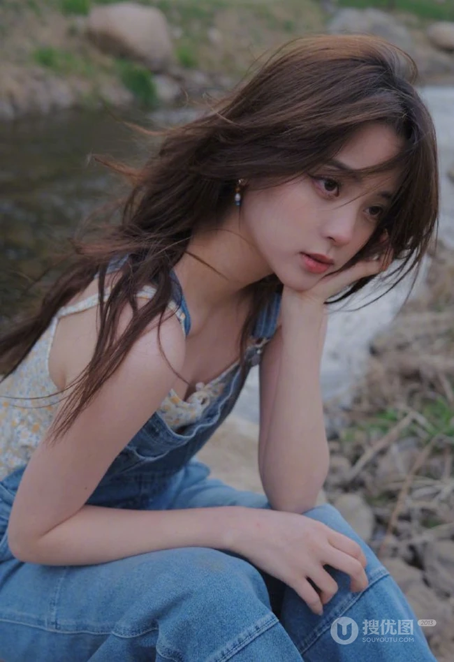 欧阳娜娜静坐河边石头上，单手托腮慵懒动人写真图片