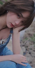 欧阳娜娜静坐河边石头上，单手托腮慵懒动人写真图片