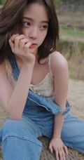 欧阳娜娜静坐河边石头上，单手托腮慵懒动人写真图片