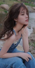 欧阳娜娜静坐河边石头上，单手托腮慵懒动人写真图片