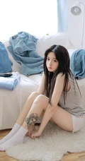 腿腕有纹身的大眼睛漂亮少女休闲T恤衫短裤居家沙发写真图片