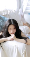 腿腕有纹身的大眼睛漂亮少女休闲T恤衫短裤居家沙发写真图片