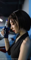 短发后的女生轻熟Angela小热巴黑裙袜装穿着地下车场深夜买醉写真套图