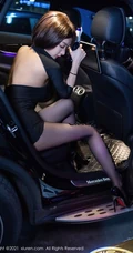 短发后的女生轻熟Angela小热巴黑裙袜装穿着地下车场深夜买醉写真套图