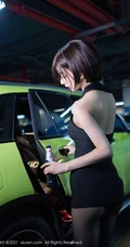 短发后的女生轻熟Angela小热巴黑裙袜装穿着地下车场深夜买醉写真套图