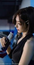 短发后的女生轻熟Angela小热巴黑裙袜装穿着地下车场深夜买醉写真套图