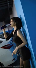 短发后的女生轻熟Angela小热巴黑裙袜装穿着地下车场深夜买醉写真套图
