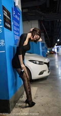 短发后的女生轻熟Angela小热巴黑裙袜装穿着地下车场深夜买醉写真套图
