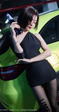 短发后的女生轻熟Angela小热巴黑裙袜装穿着地下车场深夜买醉写真套图