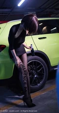 短发后的女生轻熟Angela小热巴黑裙袜装穿着地下车场深夜买醉写真套图