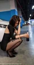 短发后的女生轻熟Angela小热巴黑裙袜装穿着地下车场深夜买醉写真套图