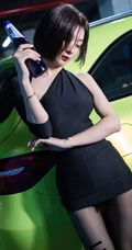 短发后的女生轻熟Angela小热巴黑裙袜装穿着地下车场深夜买醉写真套图