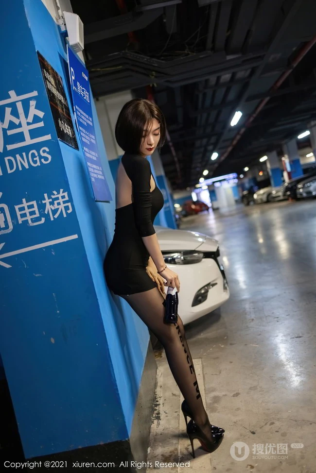 短发后的女生轻熟Angela小热巴黑裙袜装穿着地下车场深夜买醉写真套图