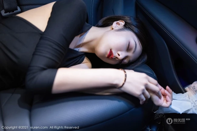 短发后的女生轻熟Angela小热巴黑裙袜装穿着地下车场深夜买醉写真套图