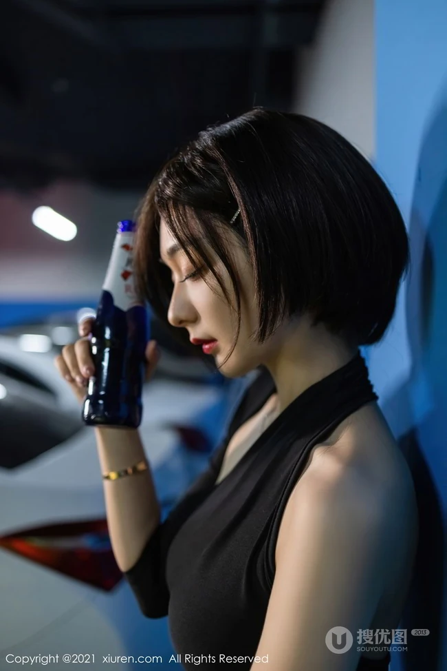 短发后的女生轻熟Angela小热巴黑裙袜装穿着地下车场深夜买醉写真套图