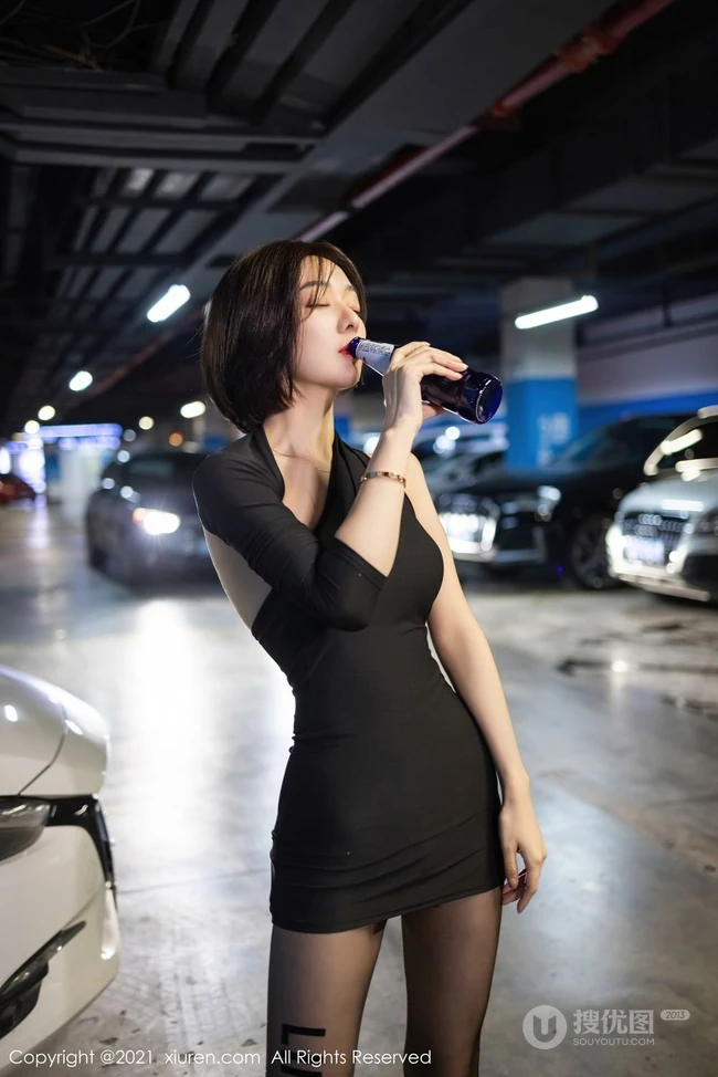 短发后的女生轻熟Angela小热巴黑裙袜装穿着地下车场深夜买醉写真套图