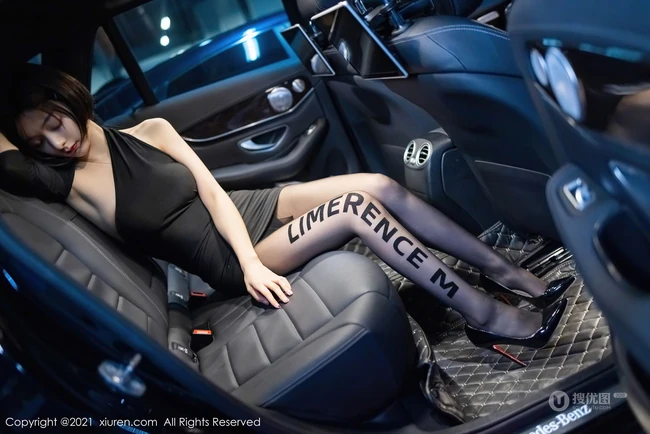 短发后的女生轻熟Angela小热巴黑裙袜装穿着地下车场深夜买醉写真套图