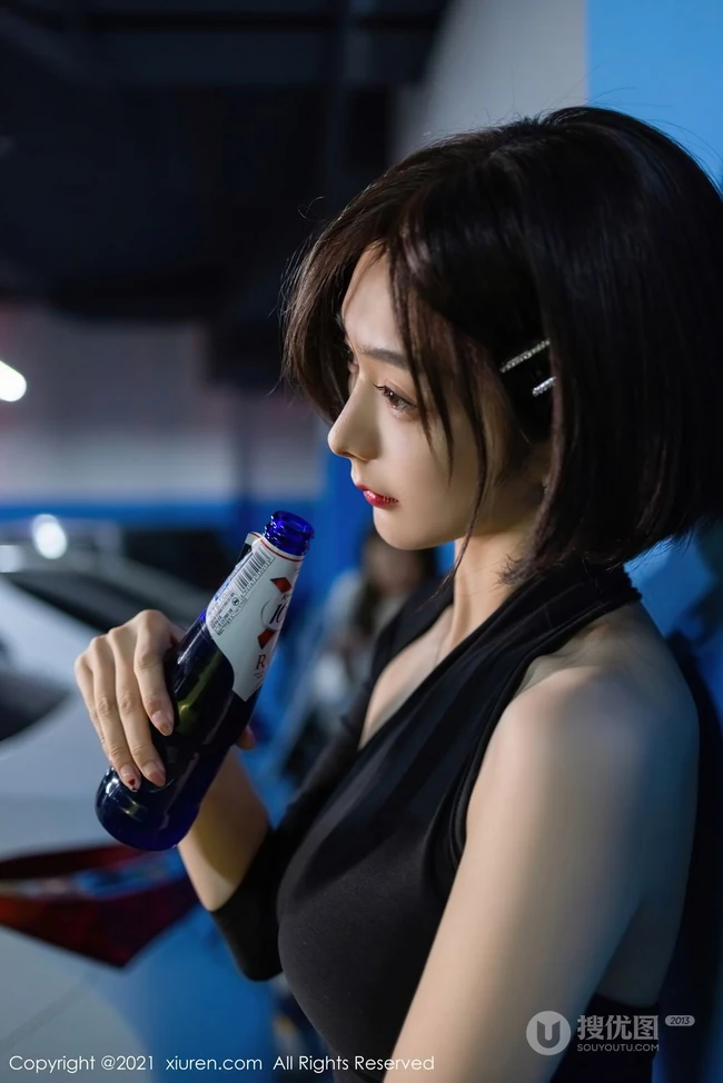 短发后的女生轻熟Angela小热巴黑裙袜装穿着地下车场深夜买醉写真套图