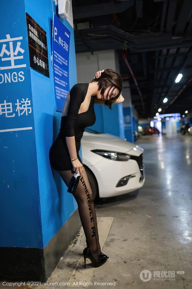 短发后的女生轻熟Angela小热巴黑裙袜装穿着地下车场深夜买醉写真套图