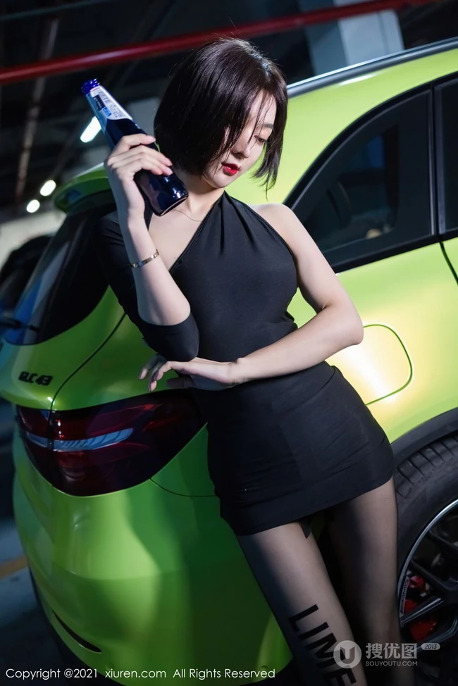 短发后的女生轻熟Angela小热巴黑裙袜装穿着地下车场深夜买醉写真套图