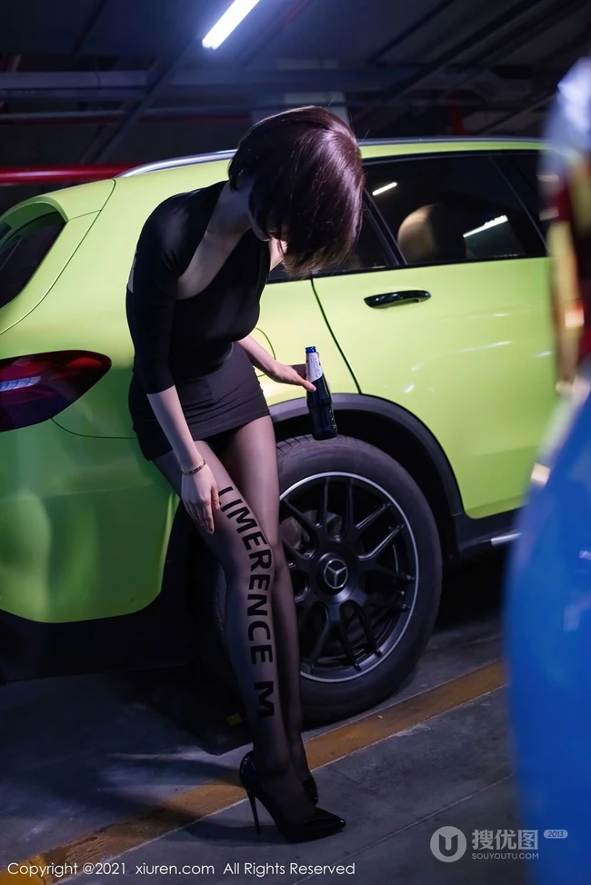 短发后的女生轻熟Angela小热巴黑裙袜装穿着地下车场深夜买醉写真套图