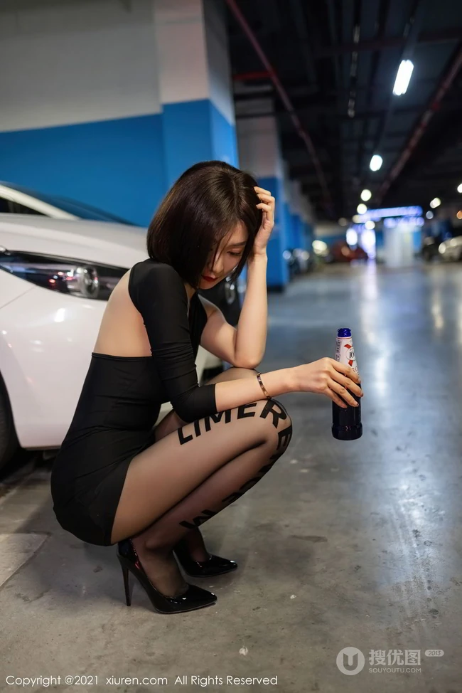 短发后的女生轻熟Angela小热巴黑裙袜装穿着地下车场深夜买醉写真套图
