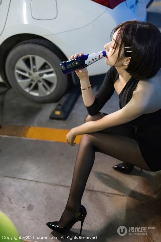 短发后的女生轻熟Angela小热巴黑裙袜装穿着地下车场深夜买醉写真套图