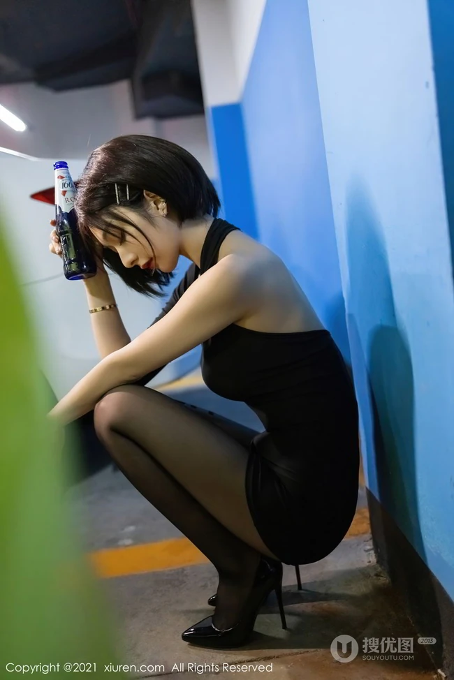短发后的女生轻熟Angela小热巴黑裙袜装穿着地下车场深夜买醉写真套图
