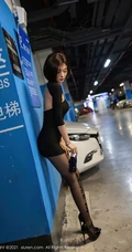 短发后的女生轻熟Angela小热巴黑裙袜装穿着地下车场深夜买醉写真套图