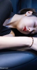 短发后的女生轻熟Angela小热巴黑裙袜装穿着地下车场深夜买醉写真套图