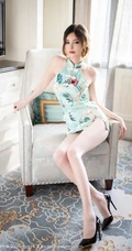 修长气质女生小姐姐小夕浅绿印花旗袍袜装穿着超动人气质写真套图