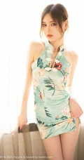 修长气质女生小姐姐小夕浅绿印花旗袍袜装穿着超动人气质写真套图