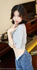 气质的牛仔裤，面容清秀卷发女生嫩模人间荒糖超美身段室内气质写真套图