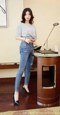 气质的牛仔裤，面容清秀卷发女生嫩模人间荒糖超美身段室内气质写真套图