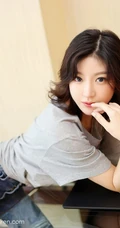 气质的牛仔裤，面容清秀卷发女生嫩模人间荒糖超美身段室内气质写真套图