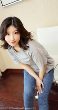 气质的牛仔裤，面容清秀卷发女生嫩模人间荒糖超美身段室内气质写真套图