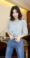 气质的牛仔裤，面容清秀卷发女生嫩模人间荒糖超美身段室内气质写真套图