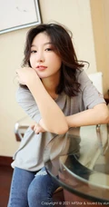 气质的牛仔裤，面容清秀卷发女生嫩模人间荒糖超美身段室内气质写真套图