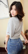 气质的牛仔裤，面容清秀卷发女生嫩模人间荒糖超美身段室内气质写真套图