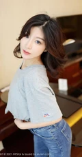气质的牛仔裤，面容清秀卷发女生嫩模人间荒糖超美身段室内气质写真套图