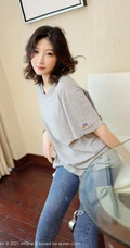 气质的牛仔裤，面容清秀卷发女生嫩模人间荒糖超美身段室内气质写真套图