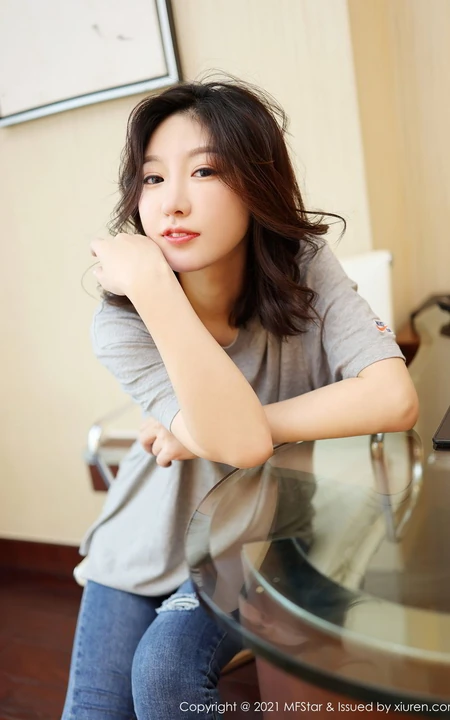 气质的牛仔裤，面容清秀卷发女生嫩模人间荒糖超美身段室内气质写真套图