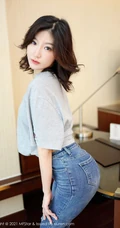 气质的牛仔裤，面容清秀卷发女生嫩模人间荒糖超美身段室内气质写真套图