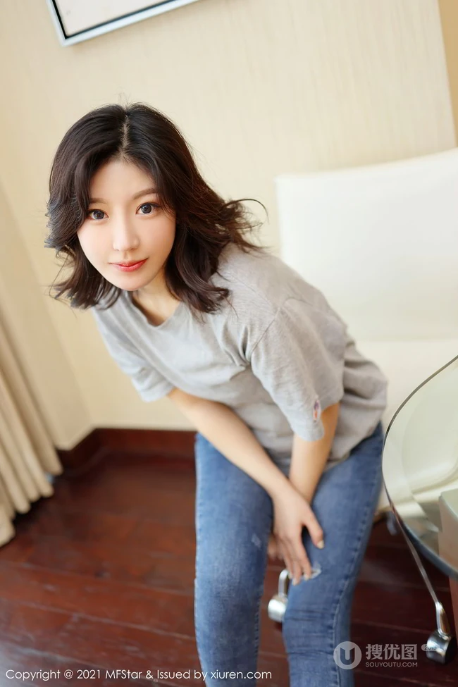 气质的牛仔裤，面容清秀卷发女生嫩模人间荒糖超美身段室内气质写真套图
