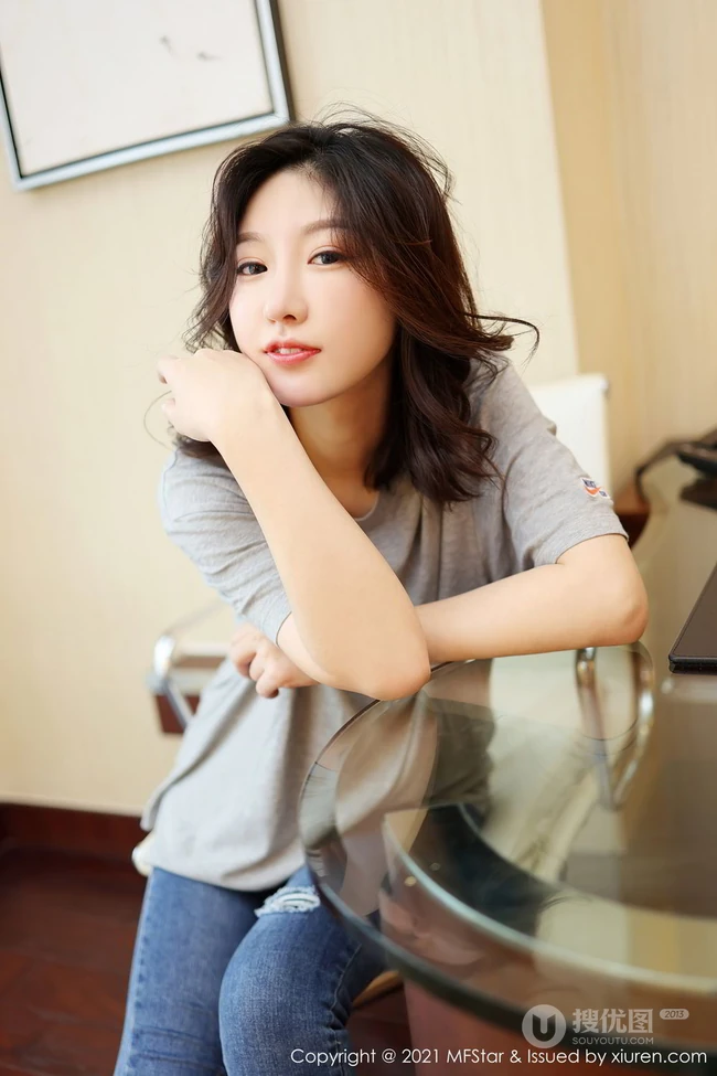 气质的牛仔裤，面容清秀卷发女生嫩模人间荒糖超美身段室内气质写真套图