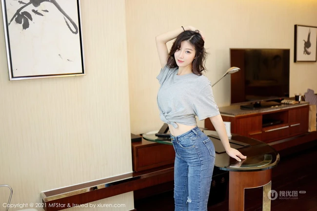 气质的牛仔裤，面容清秀卷发女生嫩模人间荒糖超美身段室内气质写真套图